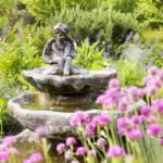 kamienna fontanna w ogrodzie