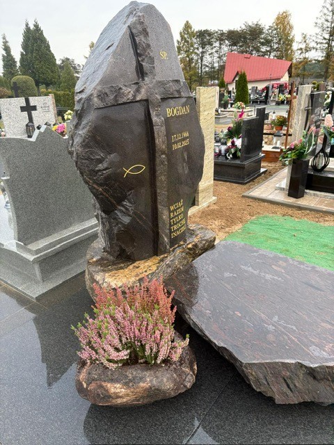 NAGROBEK SKAŁKOWY #SK36 NAGROBEK SKAŁKOWY #SK36